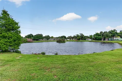 431 Edgewater Avenue Umatilla FL 32784