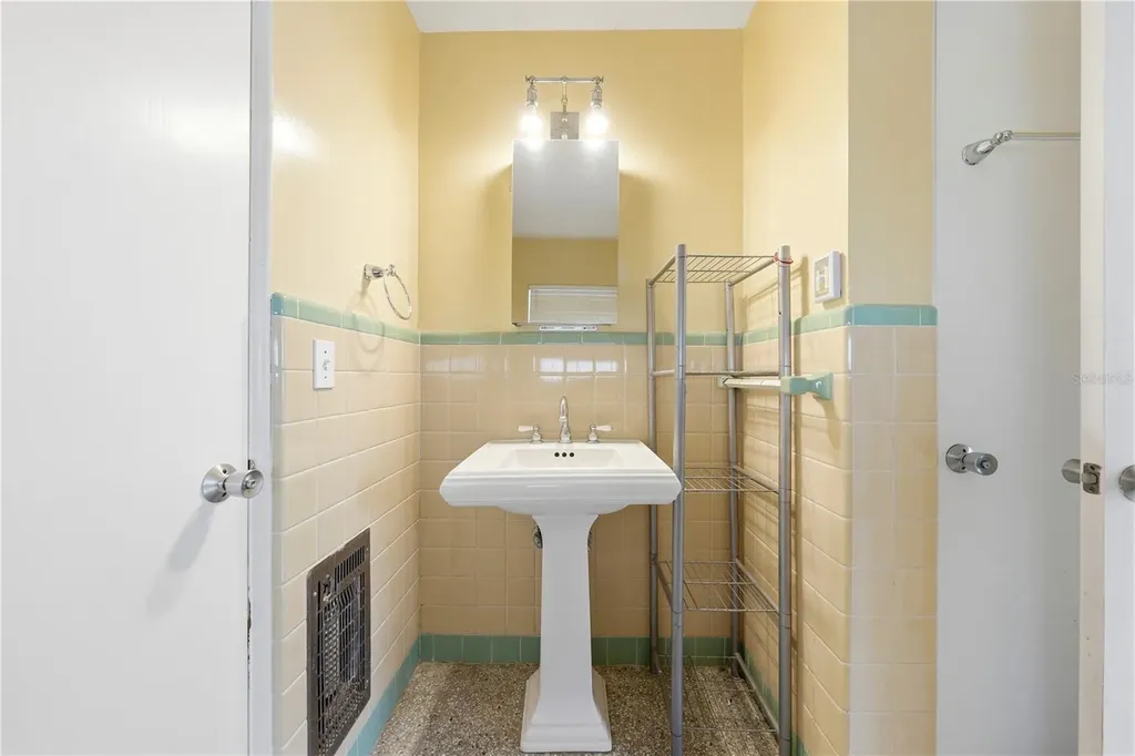 126 E Magnolia Avenue Howey In The Hills FL 34737