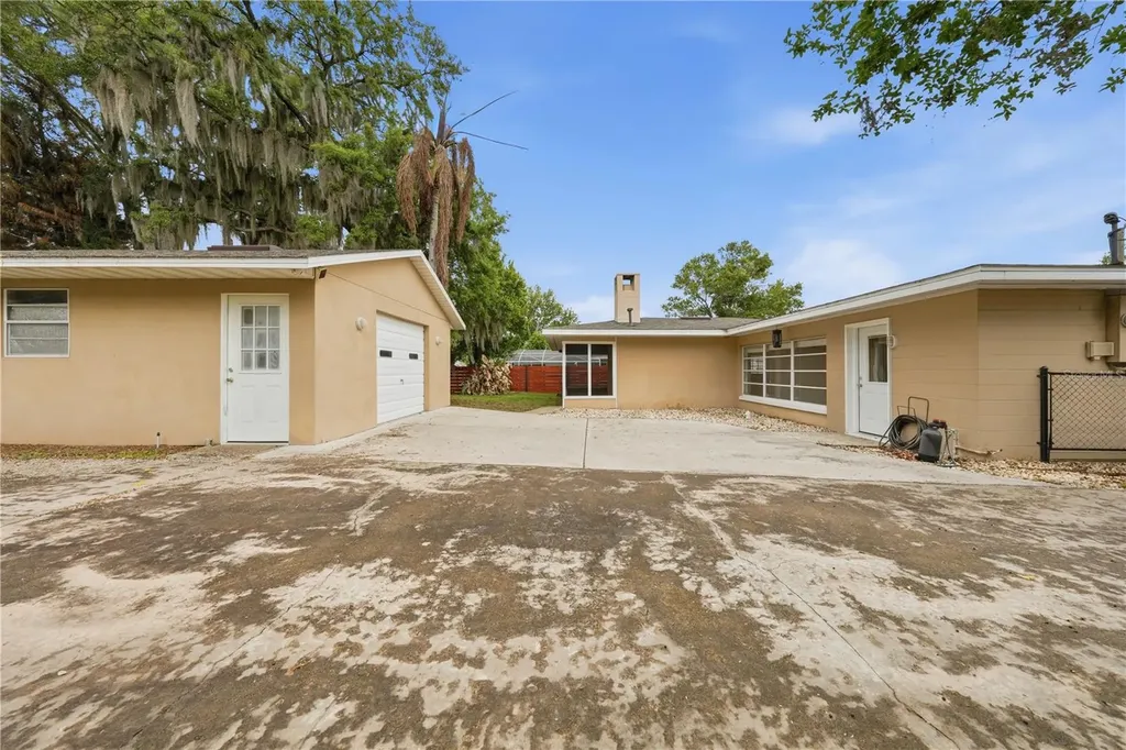 126 E Magnolia Avenue Howey In The Hills FL 34737