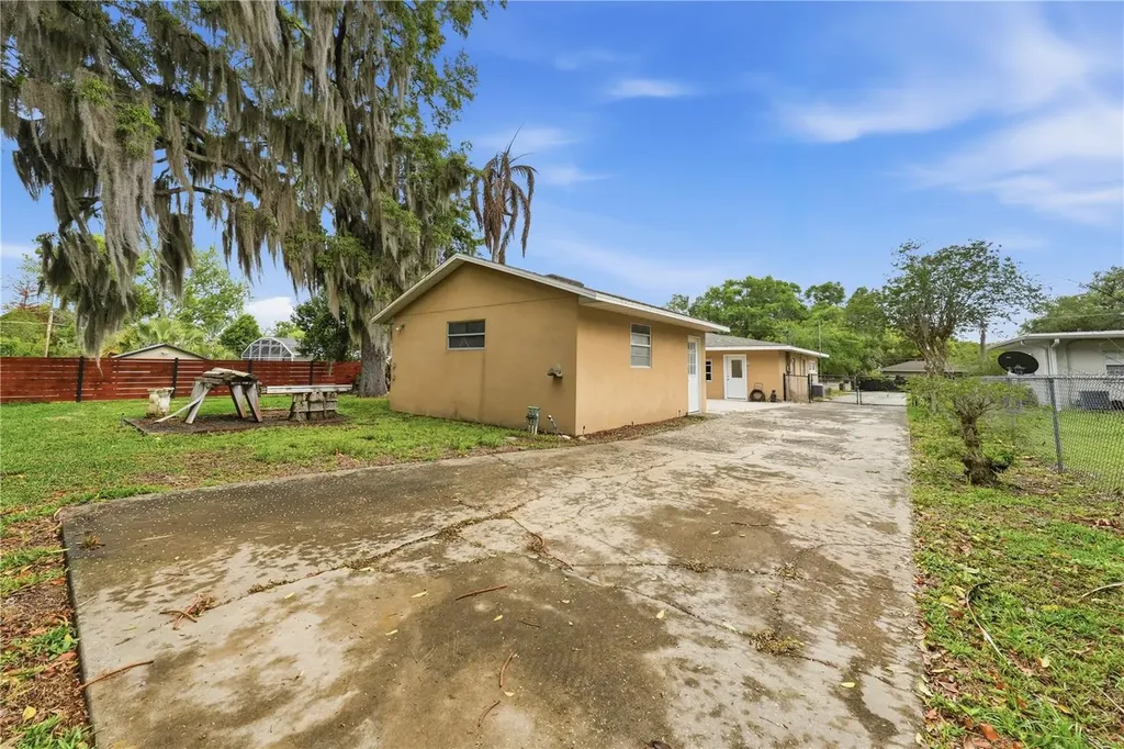 126 E Magnolia Avenue Howey In The Hills FL 34737