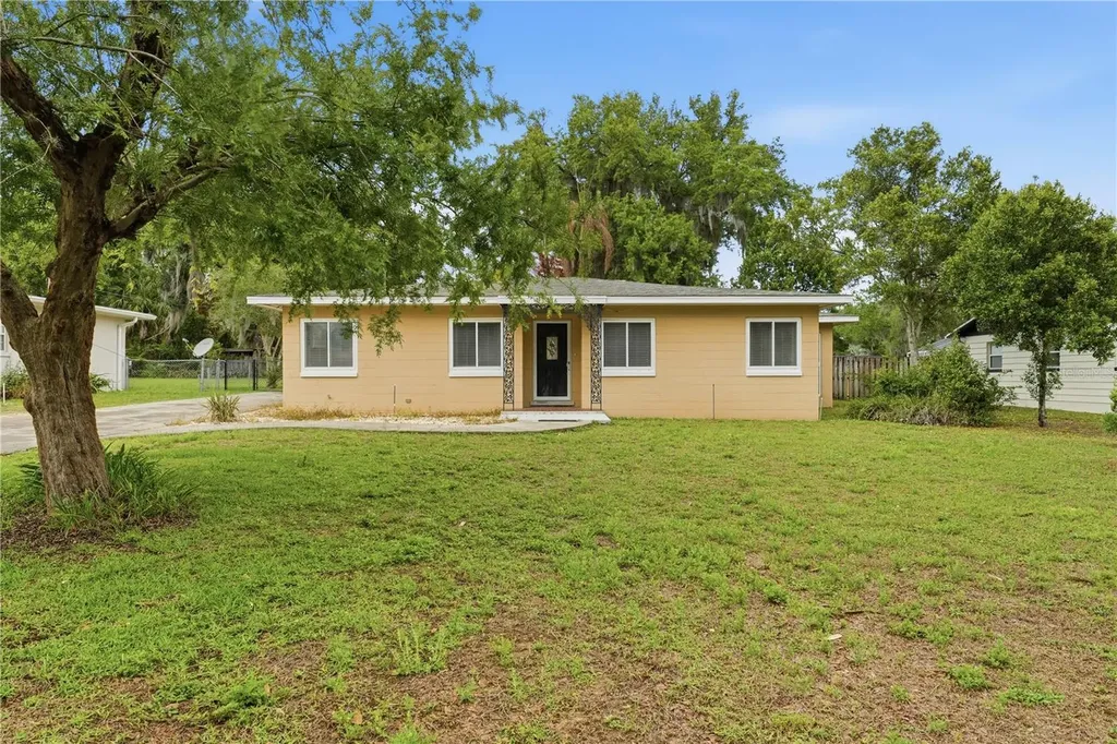 126 E Magnolia Avenue Howey In The Hills FL 34737