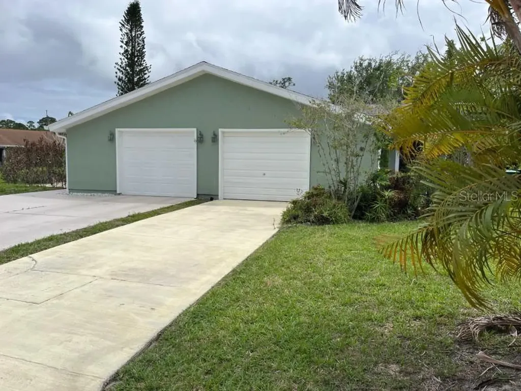 1438 SE Larkwood Circle Port St Lucie FL 34952