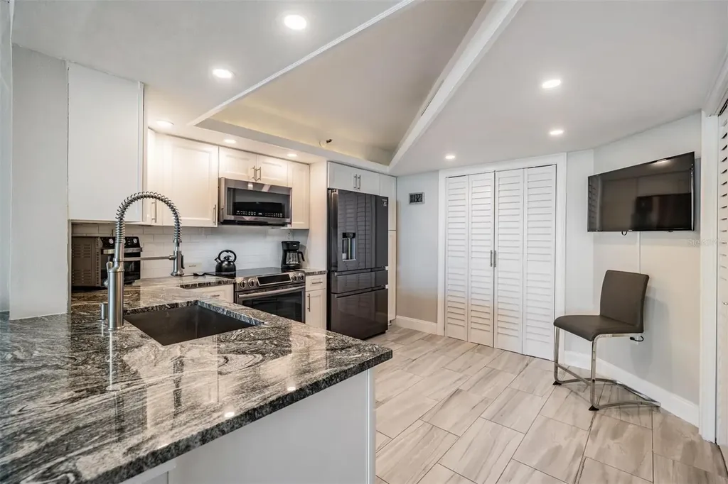 690 Island Way Clearwater FL 33767
