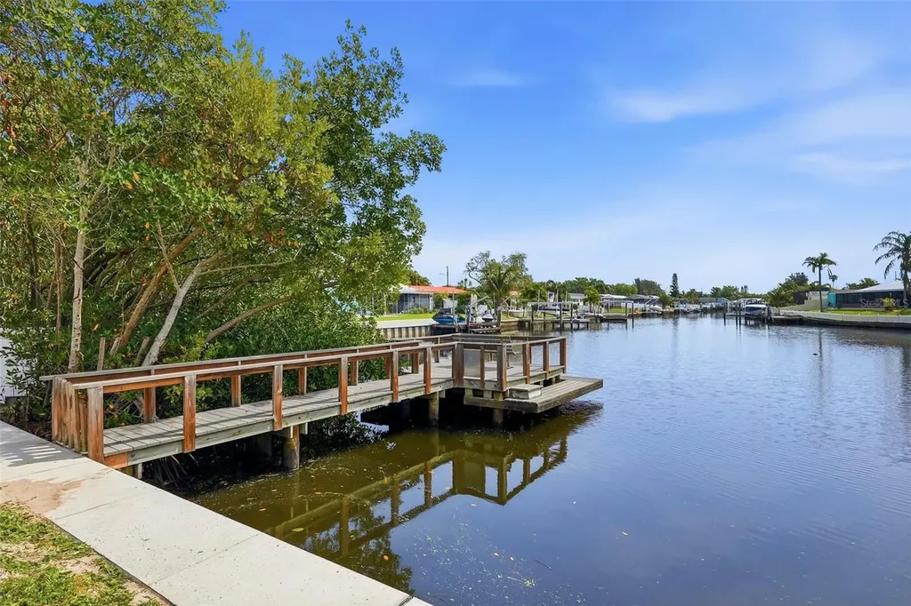 350 79th Avenue N St Petersburg FL 33702