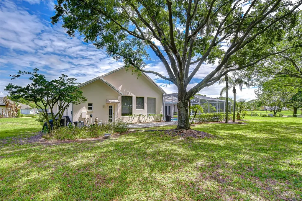5201 Laurel Pointe Drive Valrico FL 33594