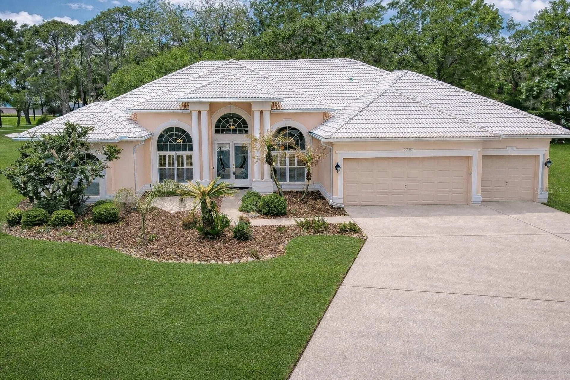5201 Laurel Pointe Drive Valrico FL 33594