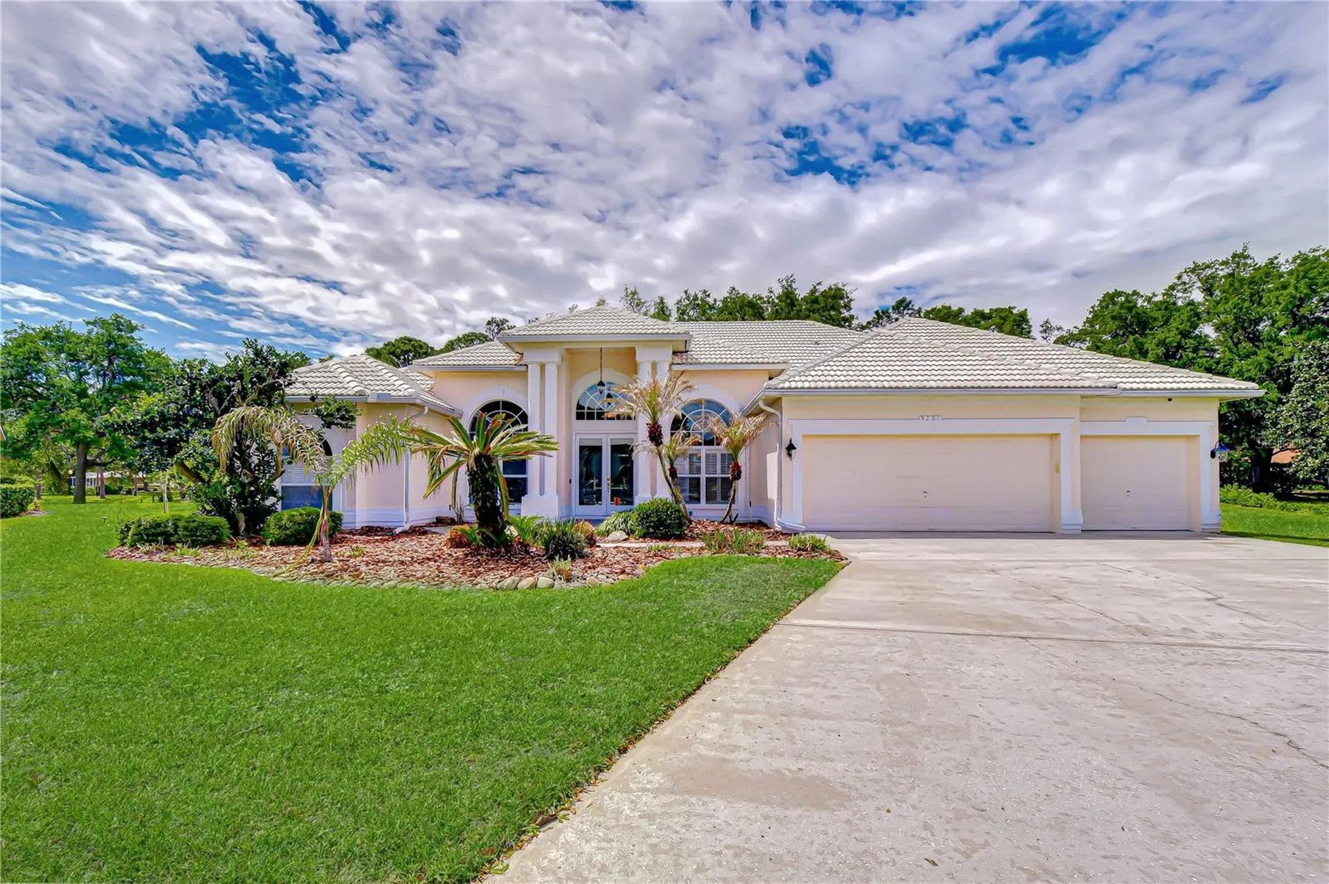 5201 Laurel Pointe Drive Valrico FL 33594