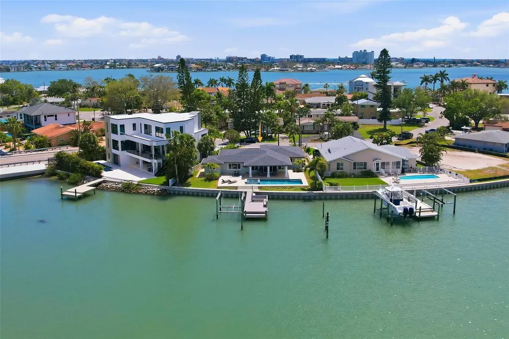 7172 S Shore Drive S St Petersburg FL 33707