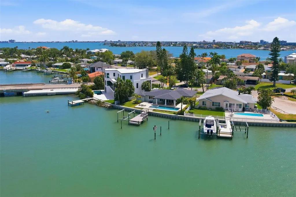 7172 S Shore Drive S St Petersburg FL 33707