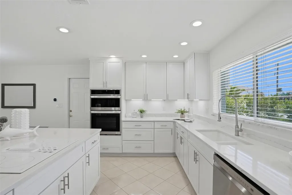 7172 S Shore Drive S St Petersburg FL 33707