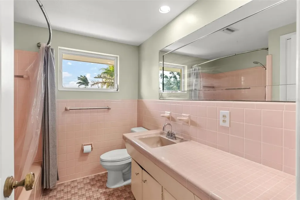 7887 9th Avenue S St Petersburg FL 33707