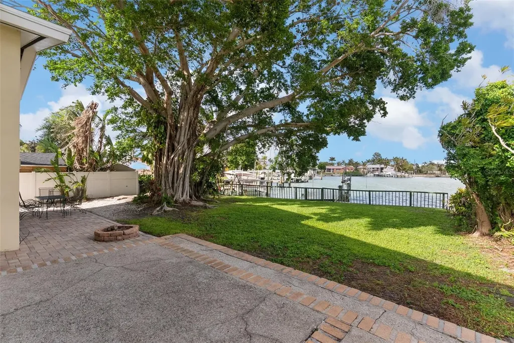 7887 9th Avenue S St Petersburg FL 33707