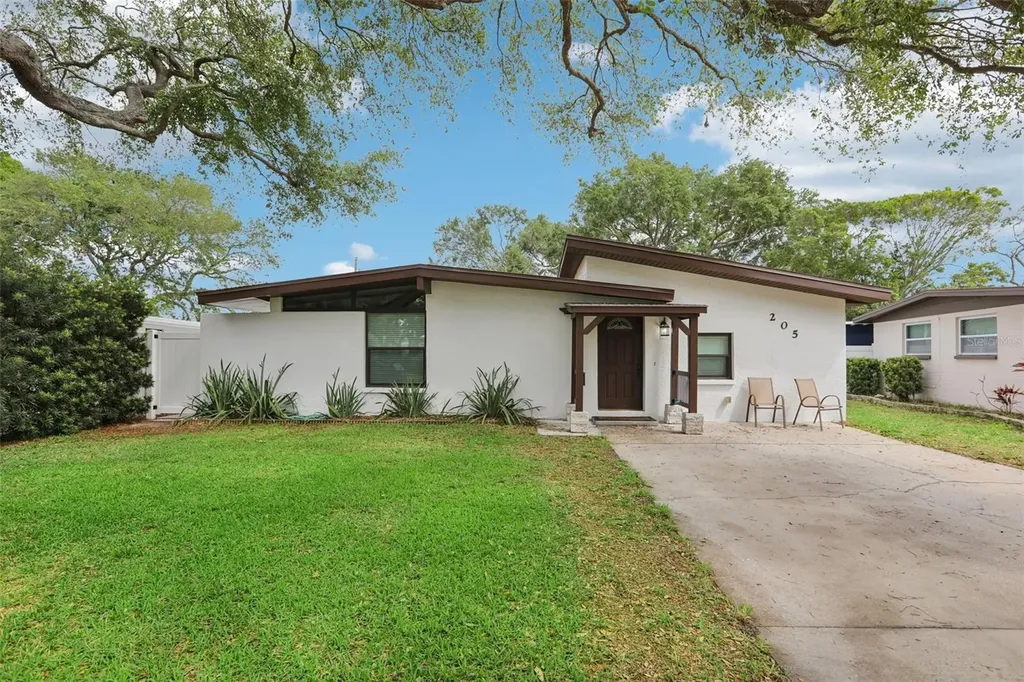 205 SE Jefferson Circle N St Petersburg FL 33703