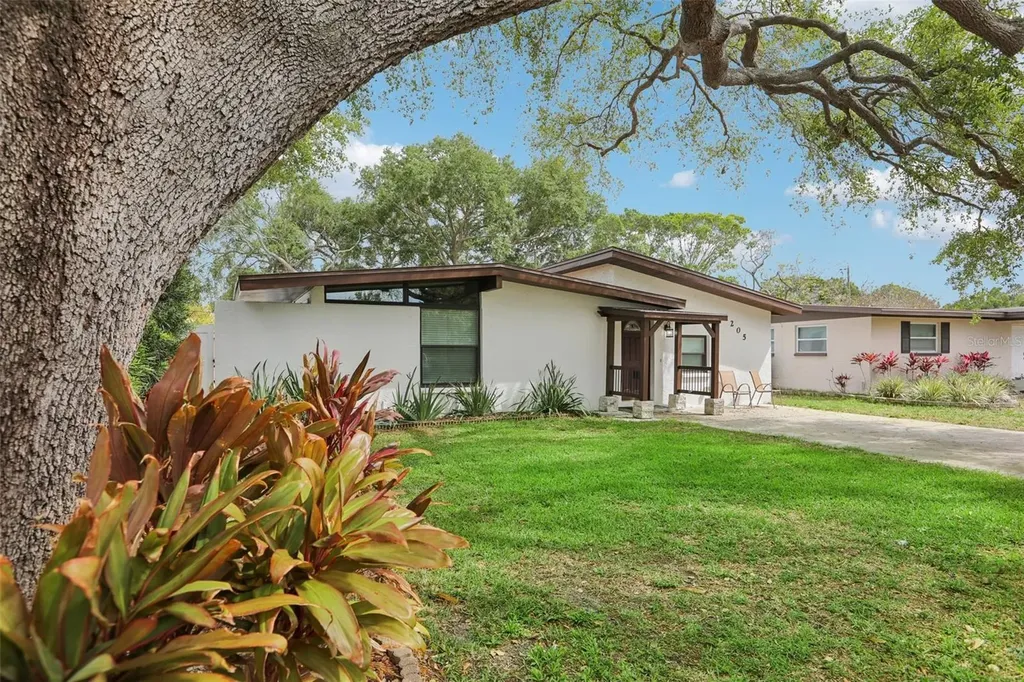 205 SE Jefferson Circle N St Petersburg FL 33703