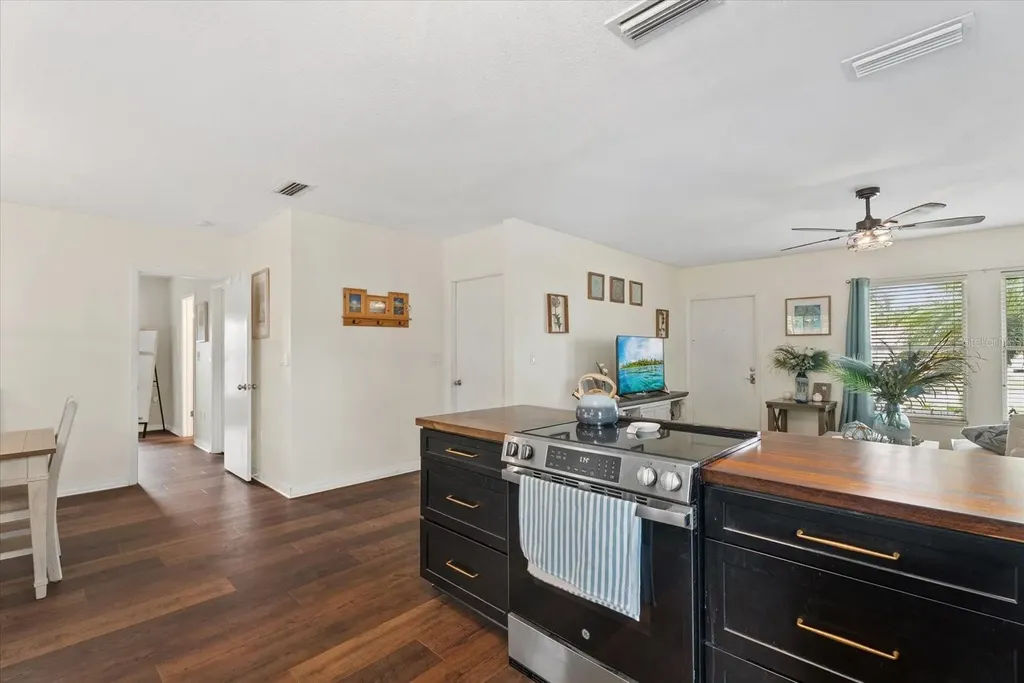 816 Queen Palm Lane Sarasota FL 34243