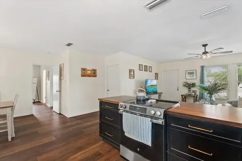 816 Queen Palm Lane Sarasota FL 34243