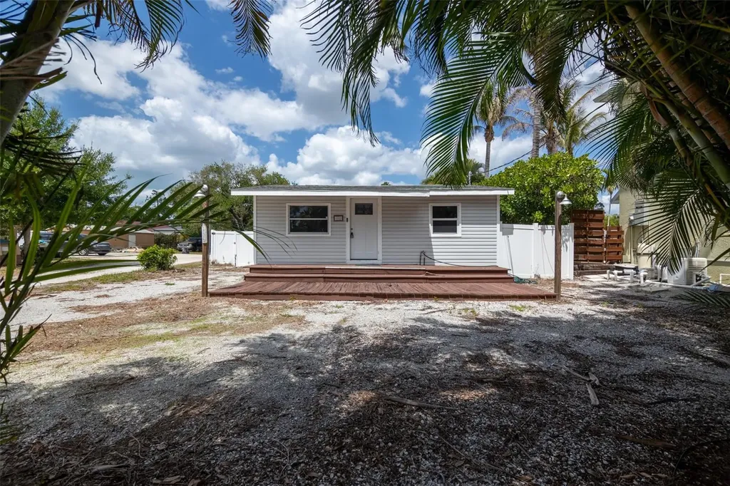 1885 Vamo Way Sarasota FL 34231