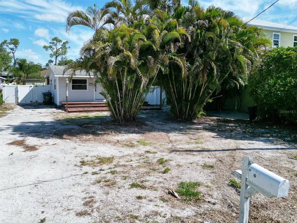 1885 Vamo Way Sarasota FL 34231