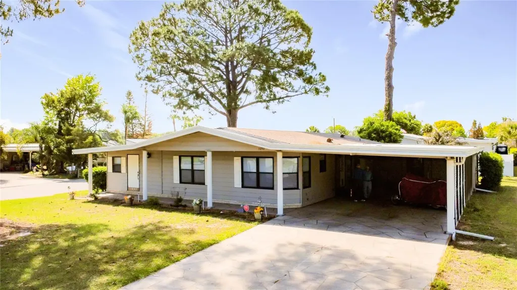 1690 Elkhart Circle Tavares FL 32778