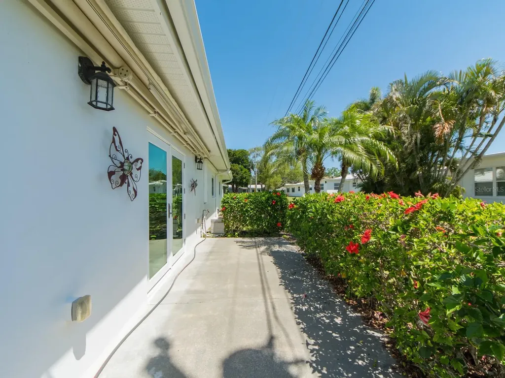 9227 143rd Street Seminole FL 33776