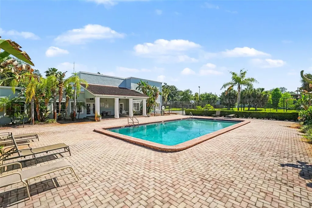 2845 Somerset Park Drive Tampa FL 33613