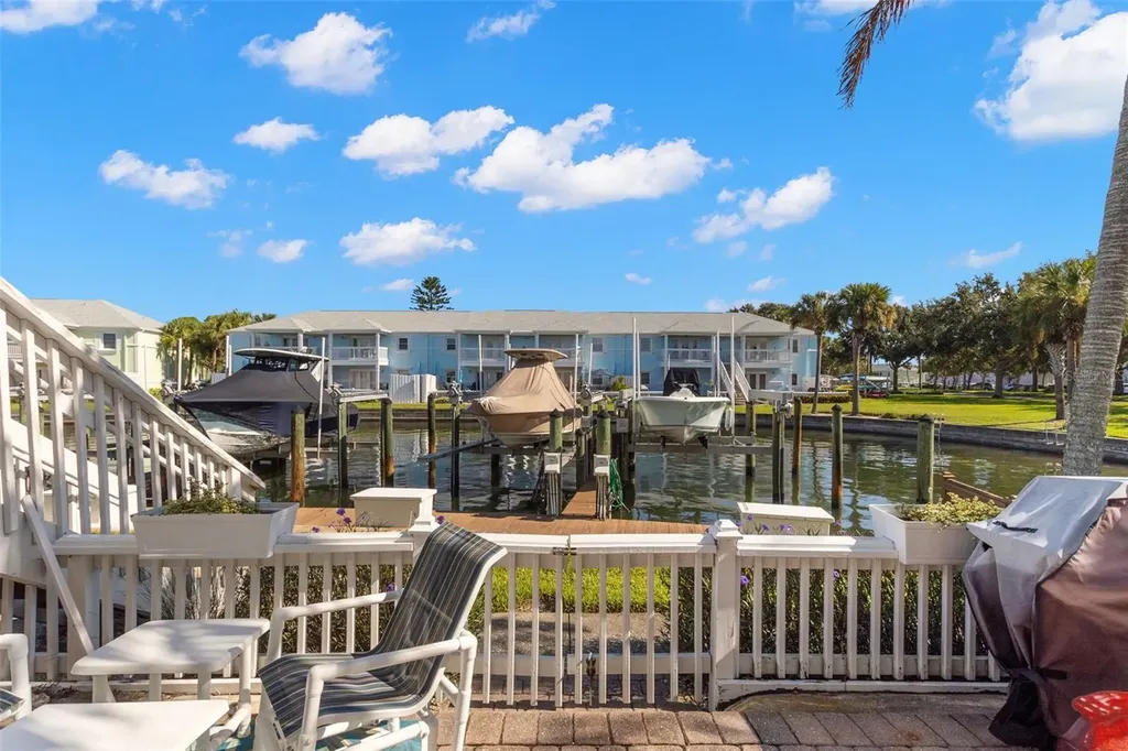5243 Beach Drive SE St Petersburg FL 33705