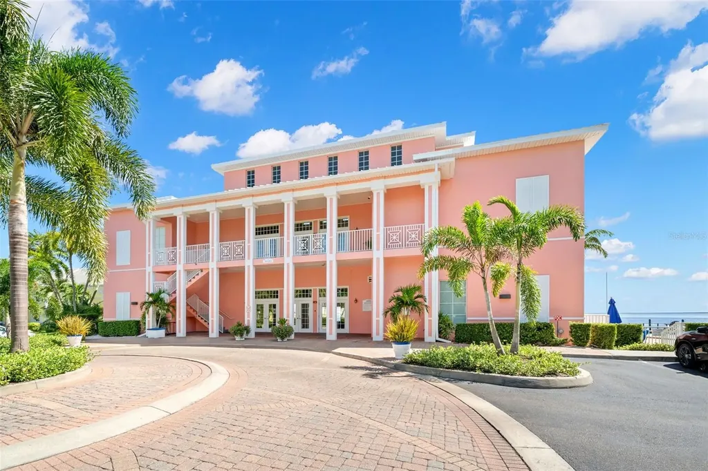 5243 Beach Drive SE St Petersburg FL 33705