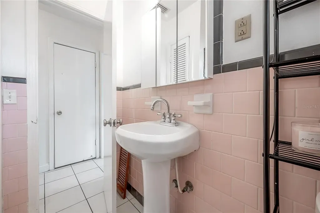 2119 W Henry Avenue Tampa FL 33603