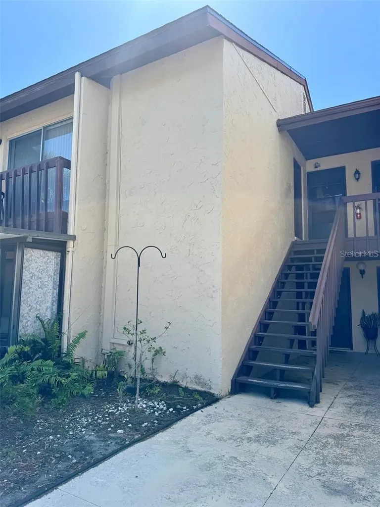 2632 Hidden Lake Drive N Sarasota FL 34237