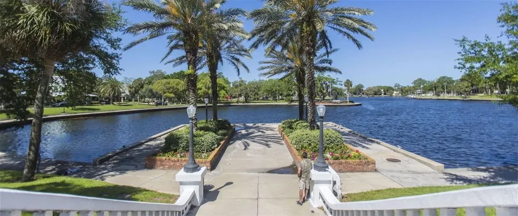 823 Riverside Drive Tarpon Springs FL 34689