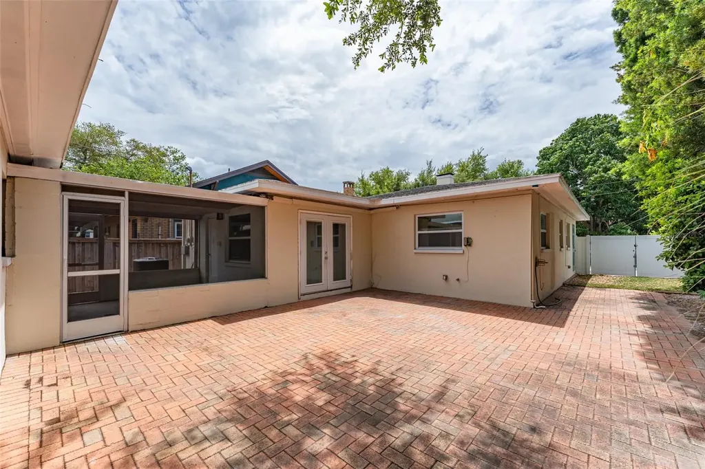 811 20th Avenue N St Petersburg FL 33704