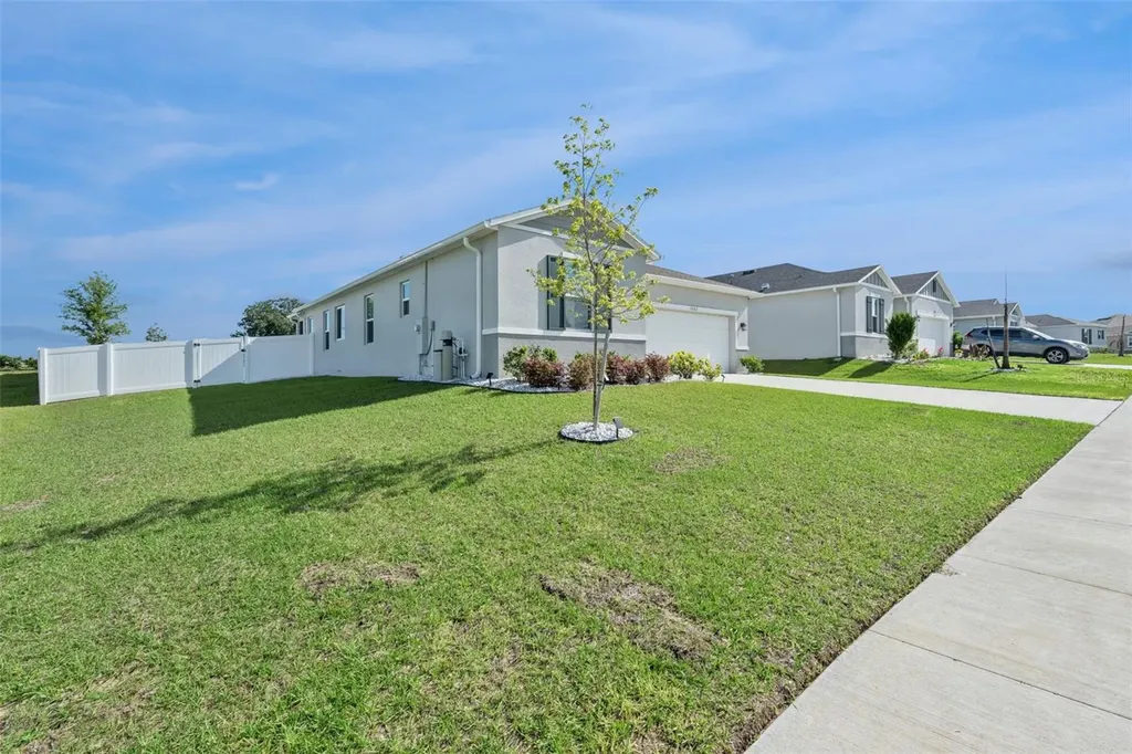 1682 Littleleaf Boxwood Loop Mascotte FL 34753