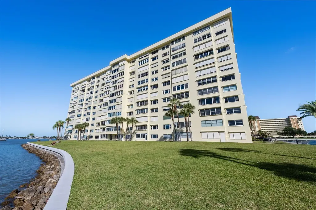 4775 Cove Circle St Petersburg FL 33708