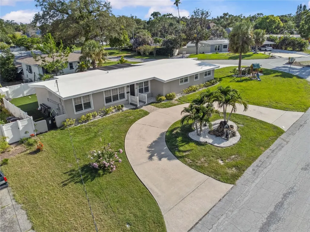 327 Sunny Lane Belleair FL 33756