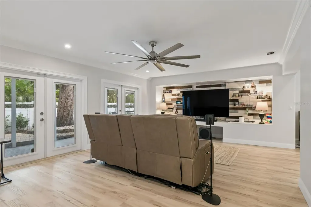8270 30th Avenue N St Petersburg FL 33710