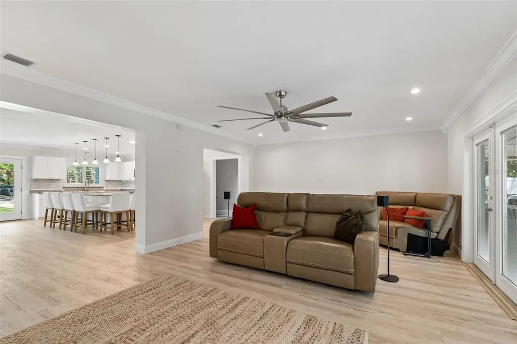 8270 30th Avenue N St Petersburg FL 33710