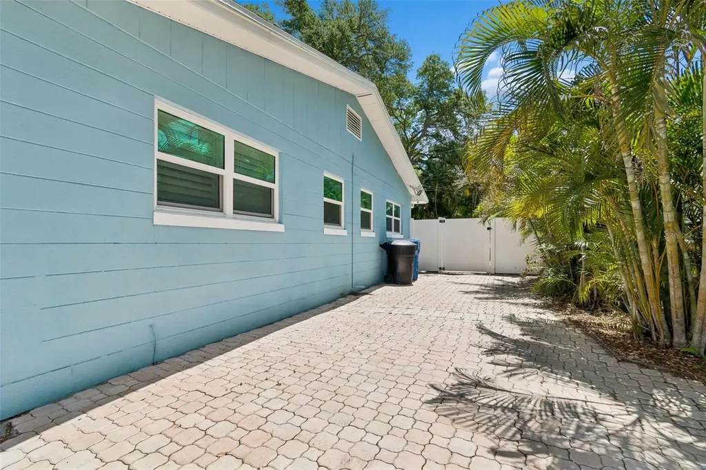 8270 30th Avenue N St Petersburg FL 33710