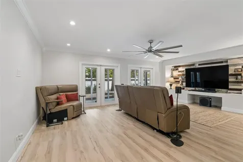 8270 30th Avenue N St Petersburg FL 33710
