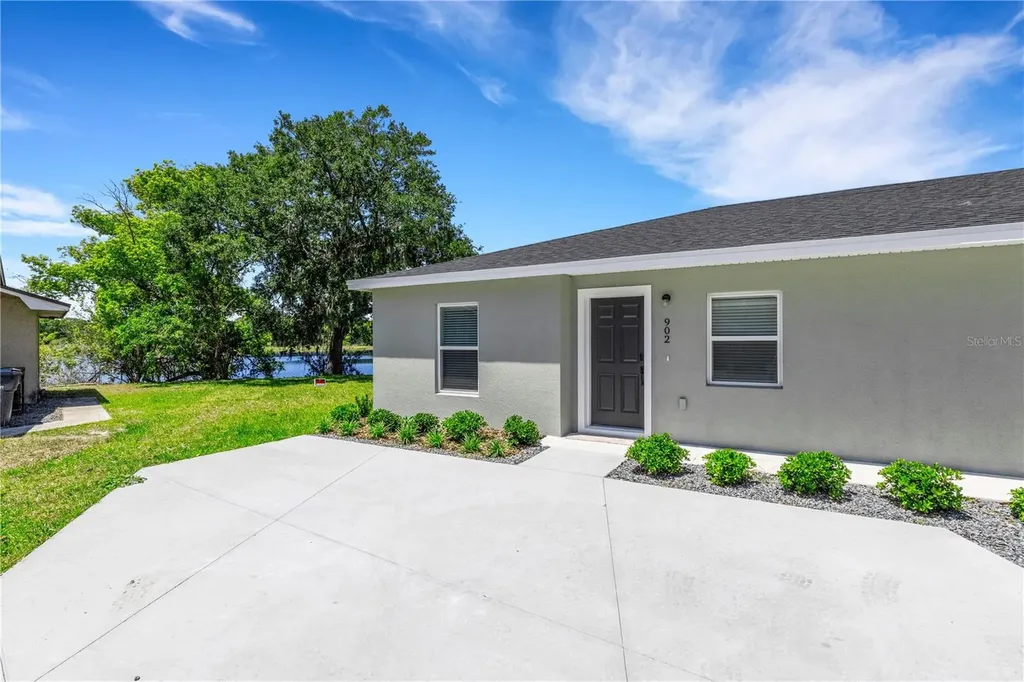 902 / 904 Captiva Point Lakeland FL 33801