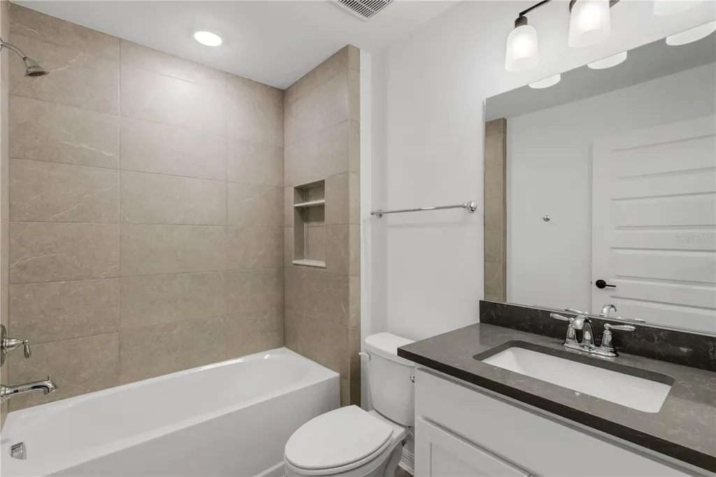 902 / 904 Captiva Point Lakeland FL 33801