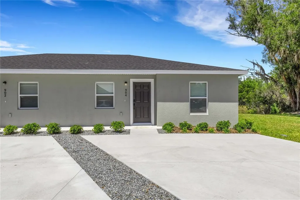 902 / 904 Captiva Point Lakeland FL 33801