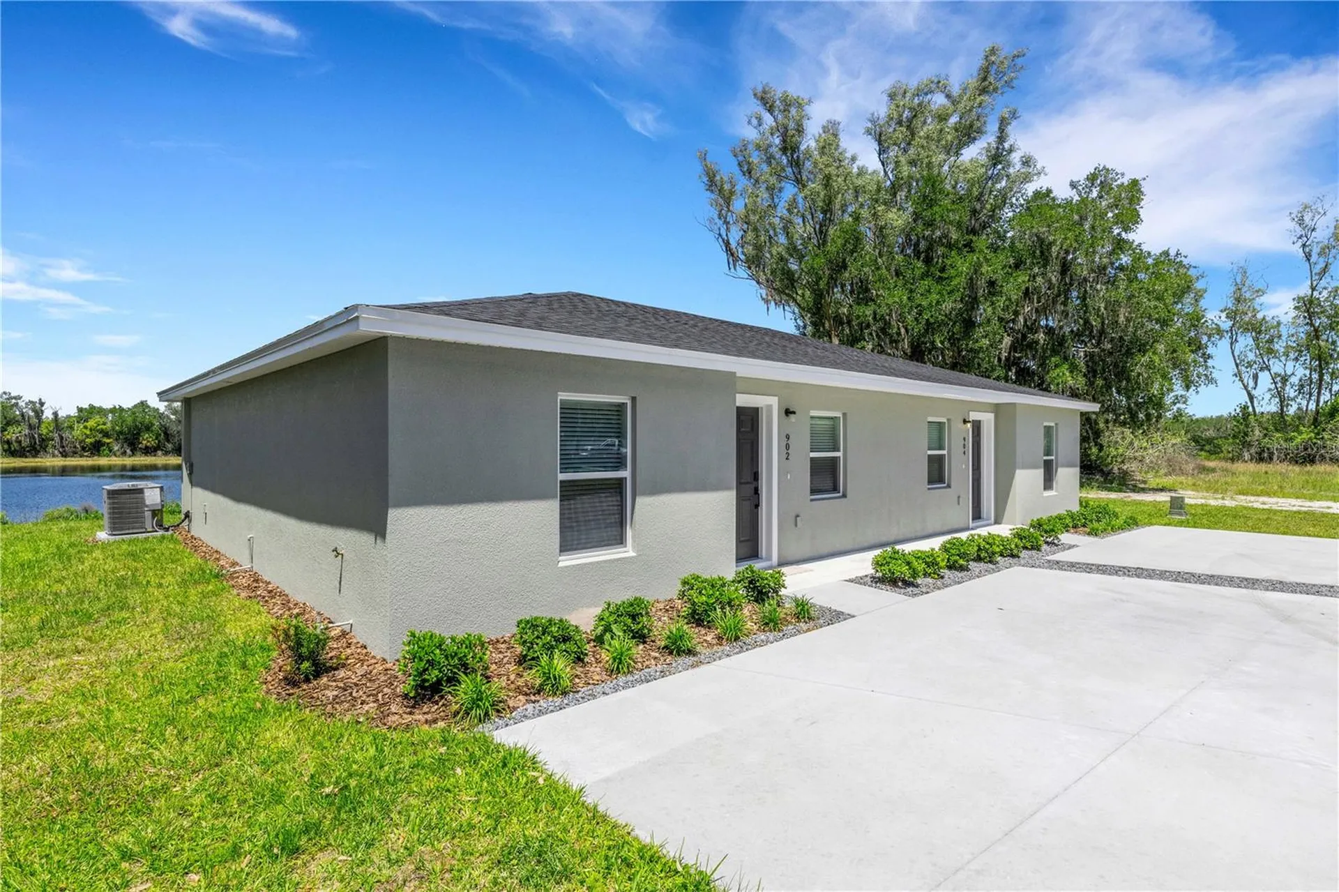 902 / 904 Captiva Point Lakeland FL 33801