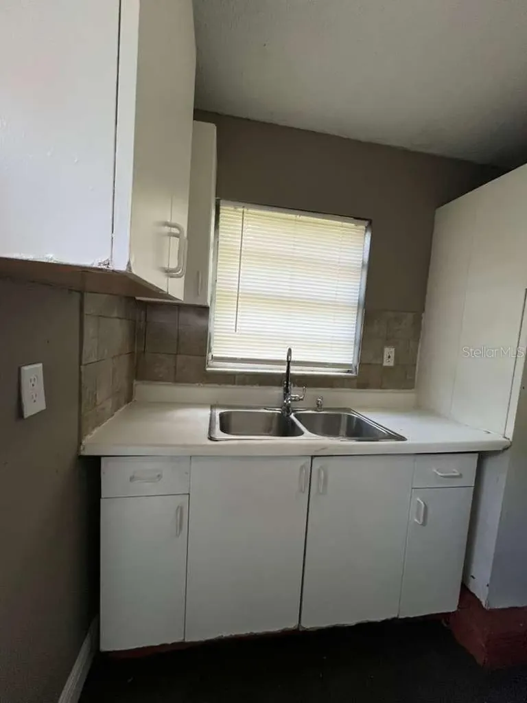 5036 College Orlando FL 32811