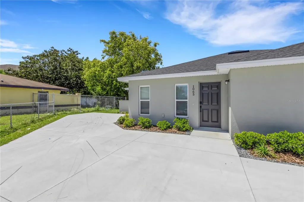 1065 / 1067 Captiva Point Lakeland FL 33801