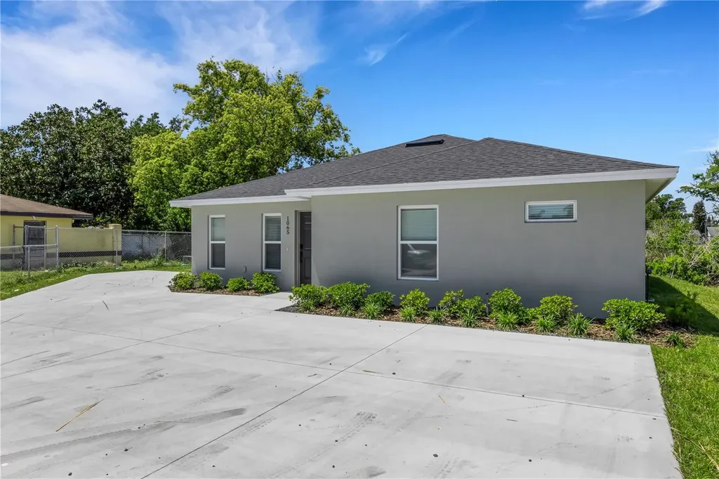 1065 / 1067 Captiva Point Lakeland FL 33801