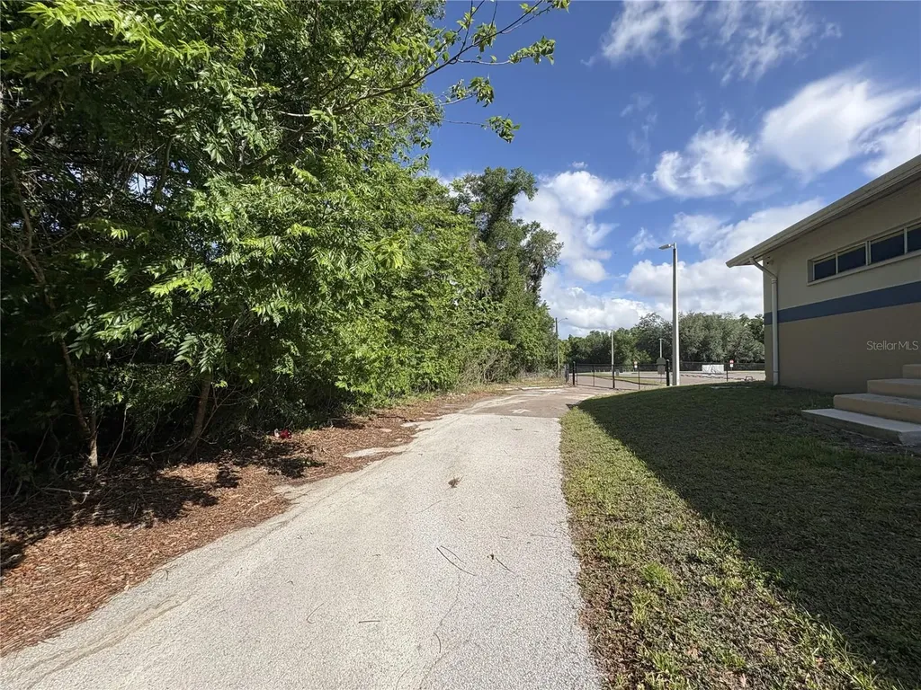 14527 13th Street Dade City FL 33523