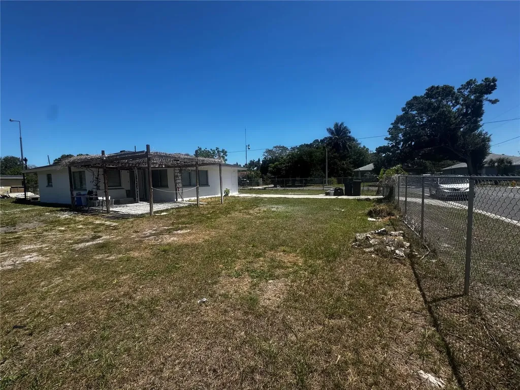121 33rd Avenue E Bradenton FL 34208