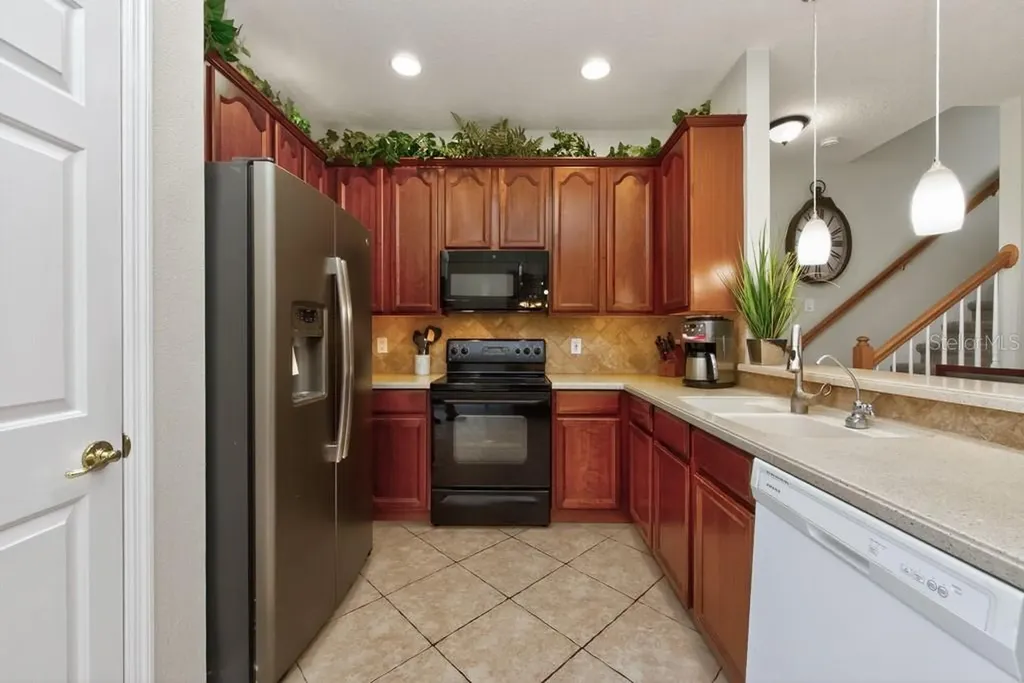 1063 Paseo Del Rio NE St Petersburg FL 33702
