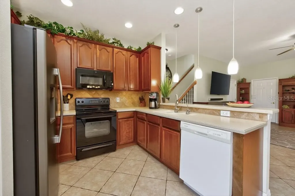 1063 Paseo Del Rio NE St Petersburg FL 33702