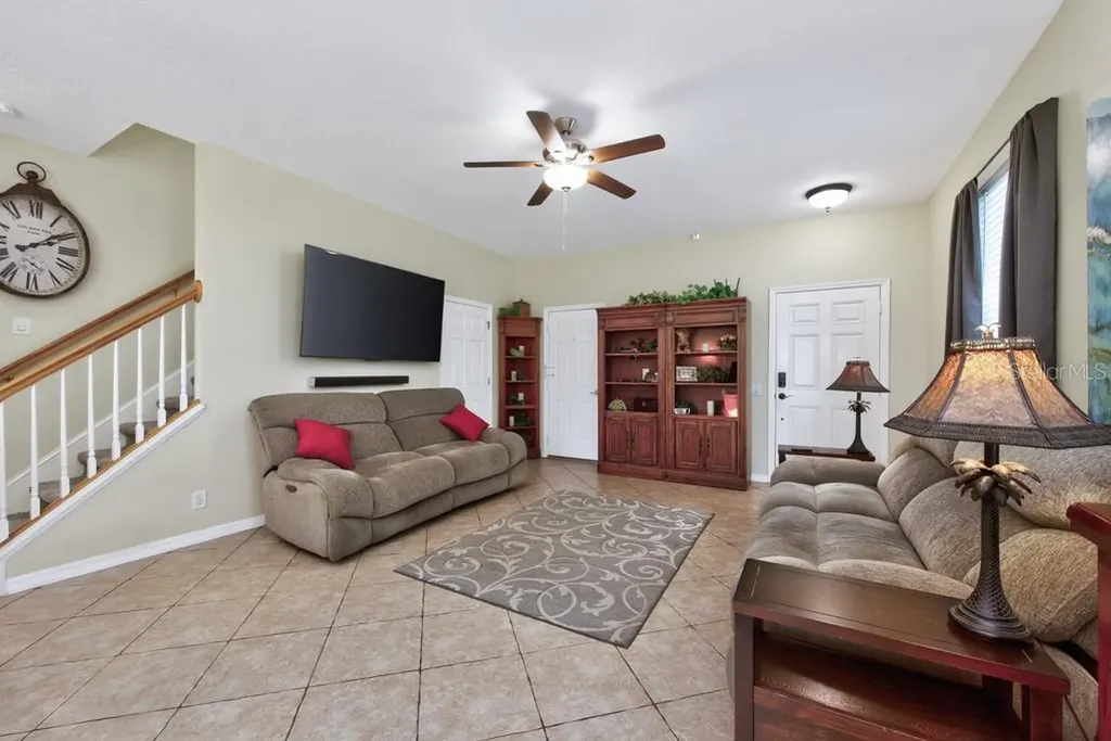 1063 Paseo Del Rio NE St Petersburg FL 33702